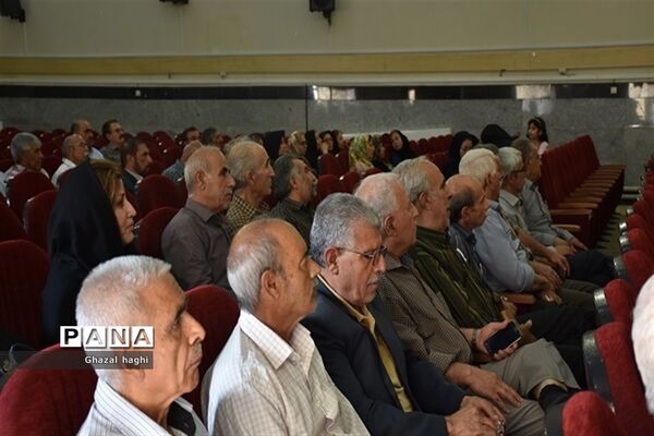 نشست صمیمانه مدیرکل و مسئولان آموزش و پرورش استان کرمانشاه با فرهنگیان بازنشسته