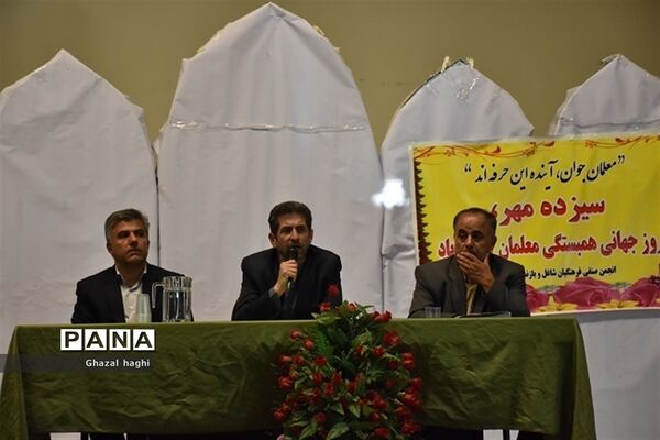 نشست صمیمانه مدیرکل و مسئولان آموزش و پرورش استان کرمانشاه با فرهنگیان بازنشسته