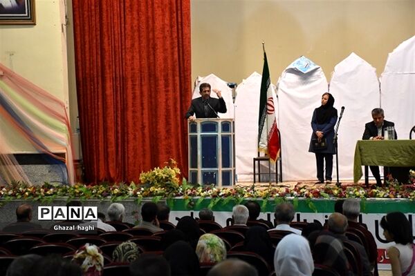 نشست صمیمانه مدیرکل و مسئولان آموزش و پرورش استان کرمانشاه با فرهنگیان بازنشسته