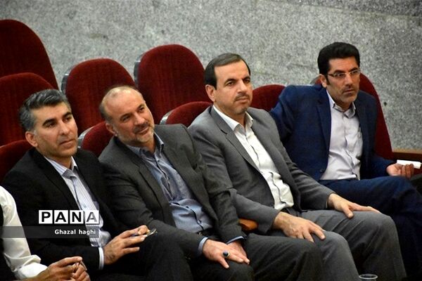 نشست صمیمانه مدیرکل و مسئولان آموزش و پرورش استان کرمانشاه با فرهنگیان بازنشسته