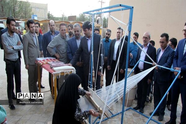 بازدید استاندار یزد از نمایشگاه توانمندی روستاهای میبد