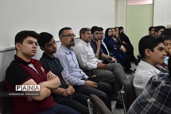 آشنایی دانش‌آموزان و والدین یزدی با  المپیاد فیزیک و نجوم
