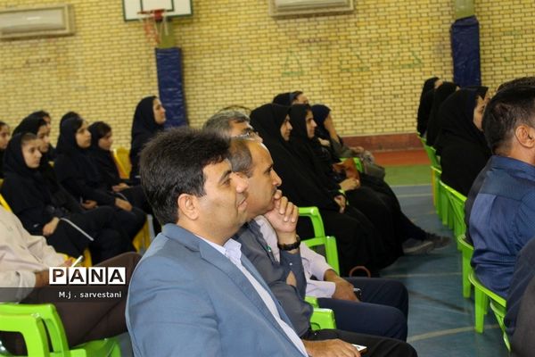 توزیع تجهیزات طرح کنترل و کاهش آسیب‌های اجتماعی مدارس استان بوشهر