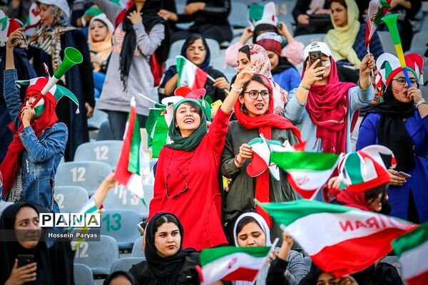 روز تاریخ؛ اولین حضور رسمی زنان در استادیوم فوتبال