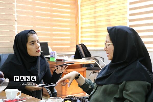 بازدید عضو شورای شهرشیراز از کتابخانه دانش‌آموز