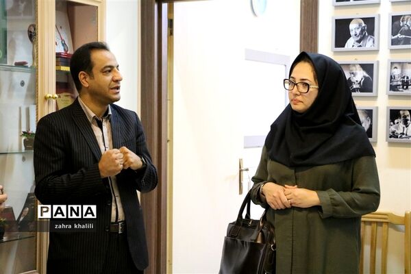 بازدید عضو شورای شهرشیراز از کتابخانه دانش‌آموز