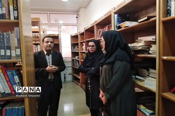 بازدید عضو شورای شهرشیراز از کتابخانه دانش‌آموز