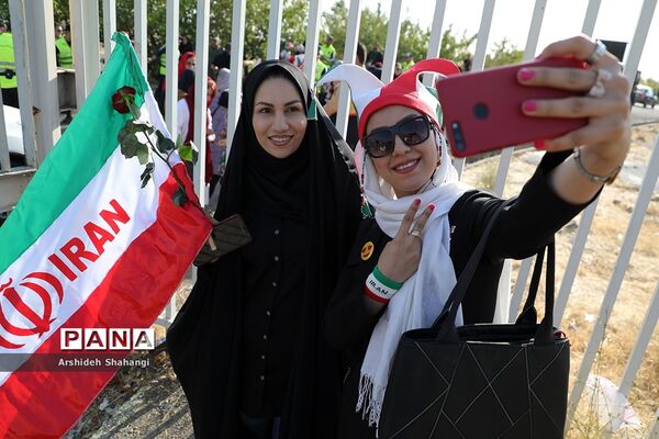 در حاشیه دیدار تیم های ملی ایران و کامبوج -حضور زنان در ورزشگاه آزادی
