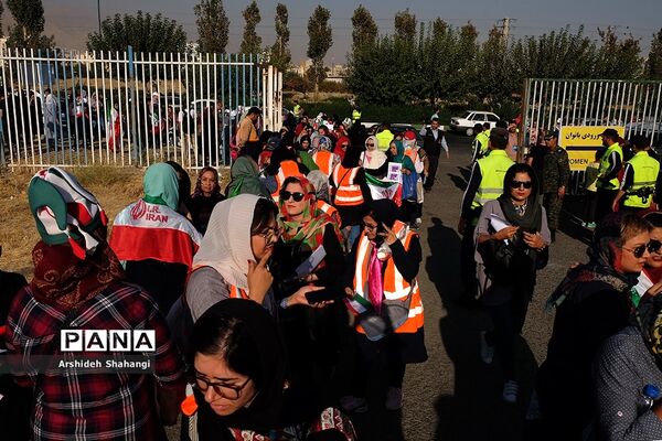 در حاشیه دیدار تیم های ملی ایران و کامبوج -حضور زنان در ورزشگاه آزادی