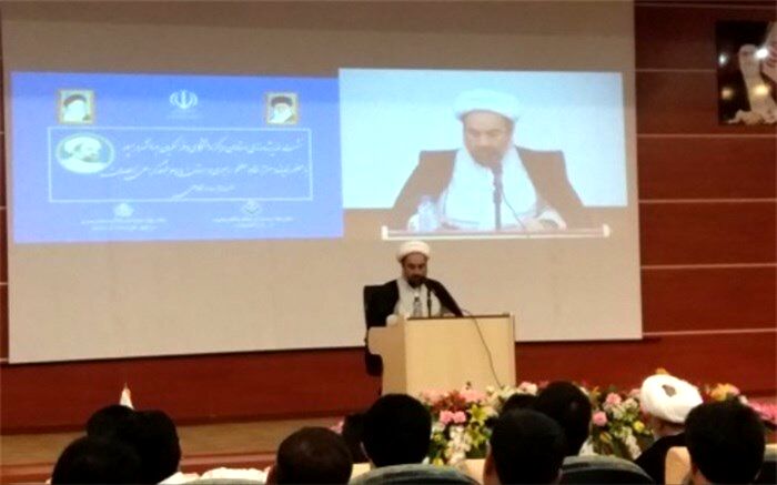 امام جمعه زاهدان: دانشگاه‌ها در کنار رشد علمی بصیرت افزایی را در دستور کار قرار دهند