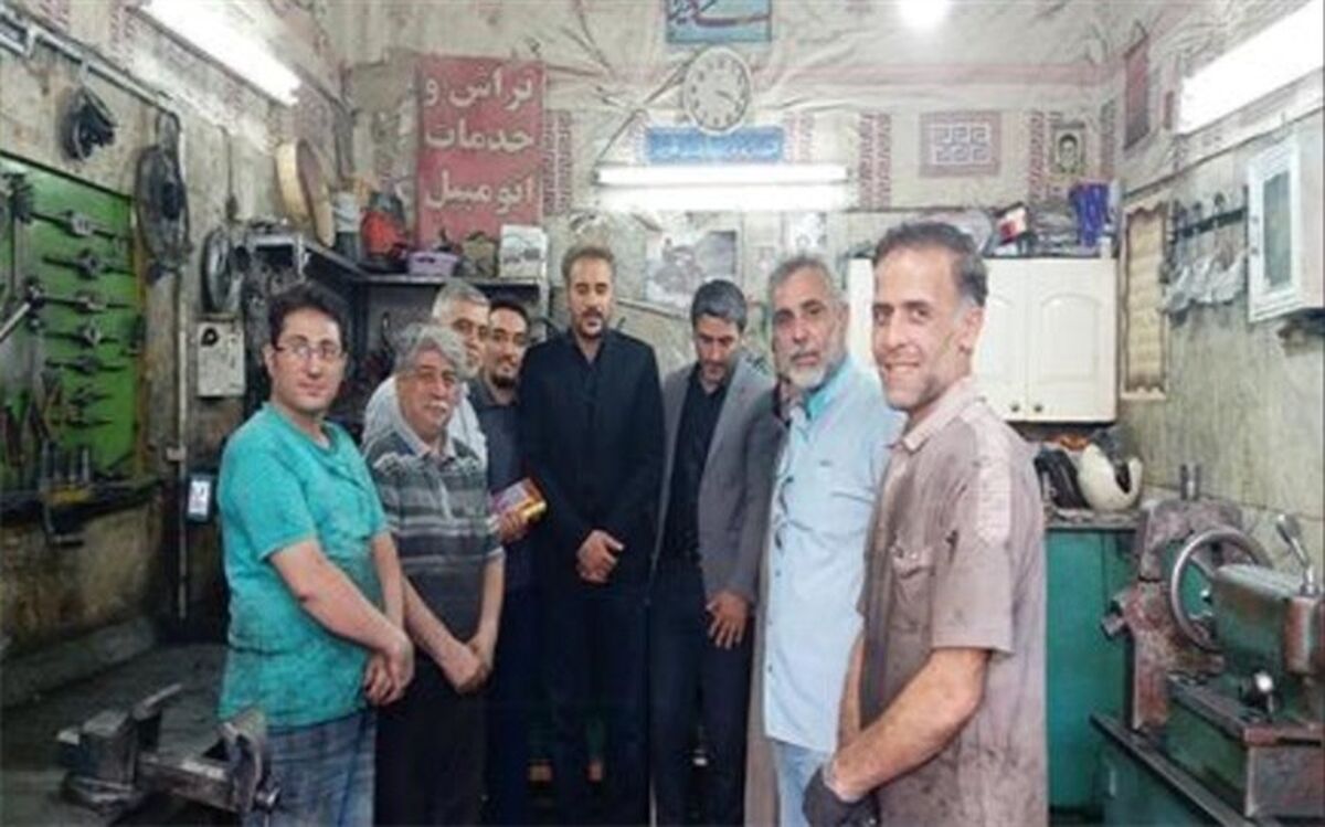 اهدای کتاب به صنعتگران شهرستان ری
