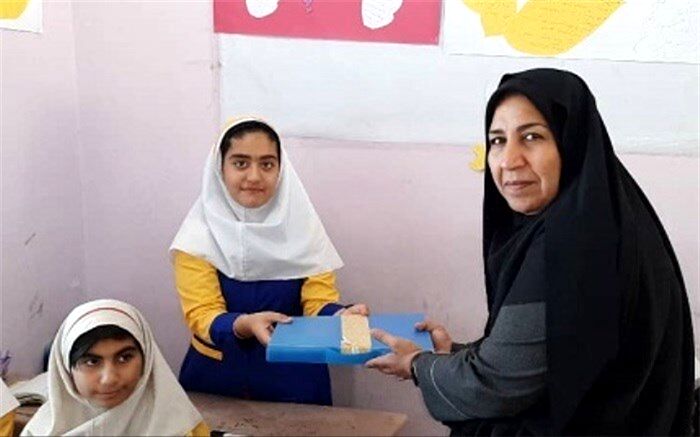بسته های کمک آموزشی و لوازم التحریر به صورت نمادین بین دانش آموزان توزیع شد
