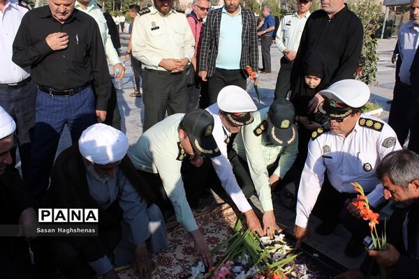 مراسم گلباران و عطر افشانی مزارشهدای اسلامشهر به مناسبت هفته نیروی انتظامی