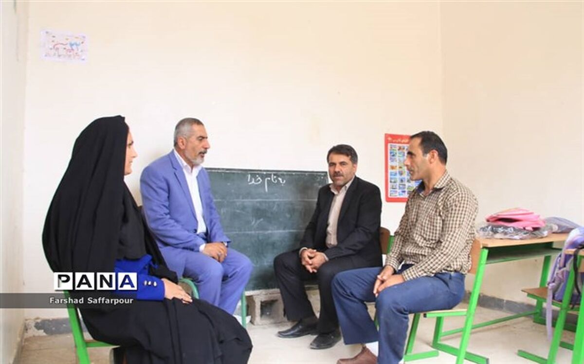 تجلیل از والدین دانش آموزی که بر پرچم بوسه زد