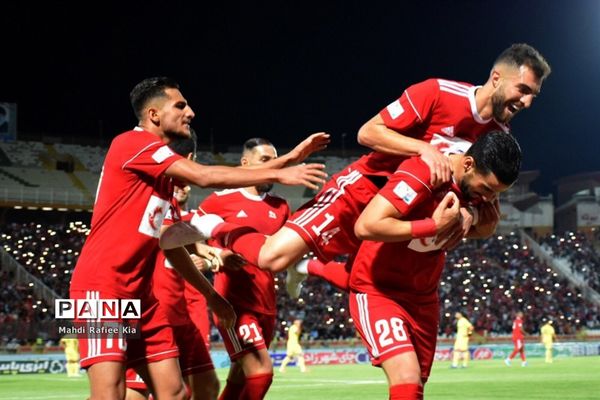 دیدار تیم‌هاى فوتبال تراکتور و پارس جنوبى جم