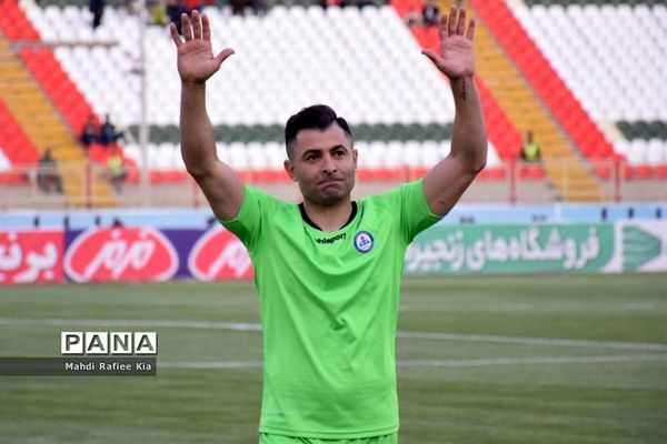 دیدار تیم‌هاى فوتبال تراکتور و پارس جنوبى جم