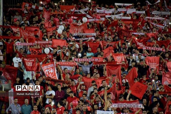 دیدار تیم‌هاى فوتبال تراکتور و پارس جنوبى جم