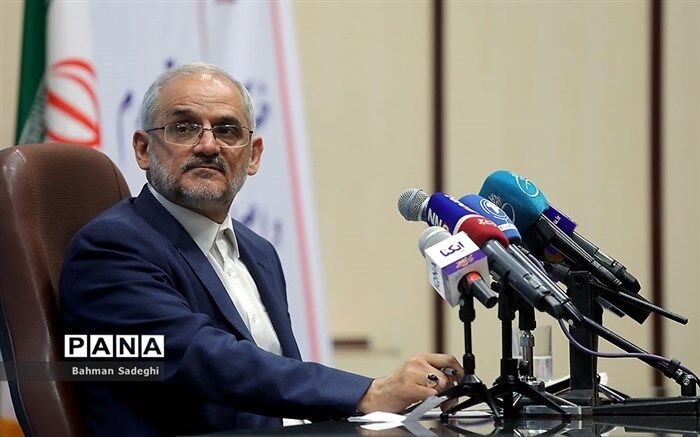 گفت‌وشنود وزیر آموزش و پرورش با دختر دانش‌آموزی که پرچم ایران را بوسید + ویدئو
