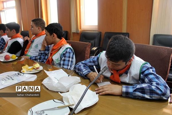 دیدار پیشتازان سازمان دانش‌آموزی با فرمانده انتظامی استان همدان