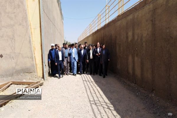 بازدید وزیر ورزش و جوانان ازسالن 2500 نفری و چمن مصنوعی شهرستان قاین