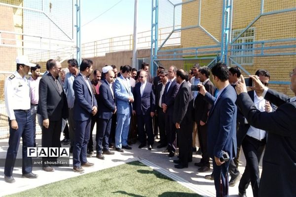 بازدید وزیر ورزش و جوانان ازسالن 2500 نفری و چمن مصنوعی شهرستان قاین