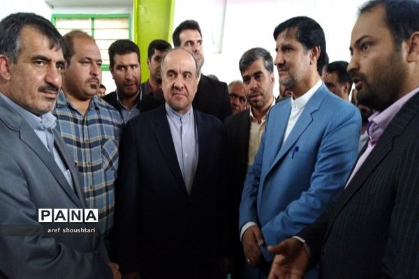 بازدید وزیر ورزش و جوانان ازسالن 2500 نفری و چمن مصنوعی شهرستان قاین
