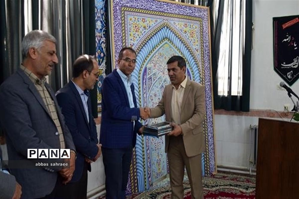 تکریم و معارفه مدیردو مدرسه در اردکان