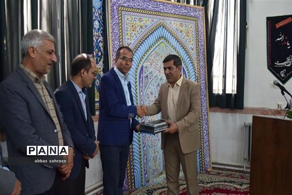 تکریم و معارفه مدیردو مدرسه در اردکان