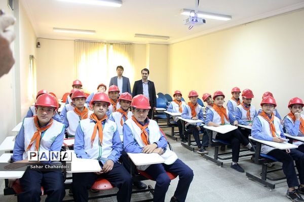 بازدید دانش‌آموزان پیشتاز از ایستگاه آتشنشانی شماره 6 همدان