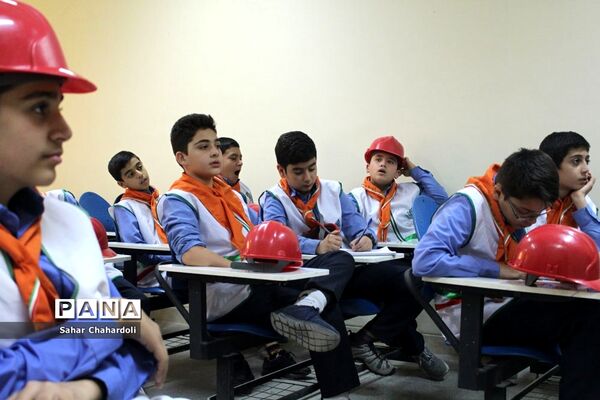 بازدید دانش‌آموزان پیشتاز از ایستگاه آتشنشانی شماره 6 همدان