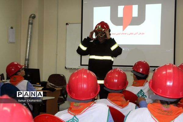 بازدید دانش‌آموزان پیشتاز از ایستگاه آتشنشانی شماره 6 همدان