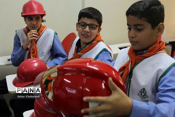 بازدید دانش‌آموزان پیشتاز از ایستگاه آتشنشانی شماره 6 همدان