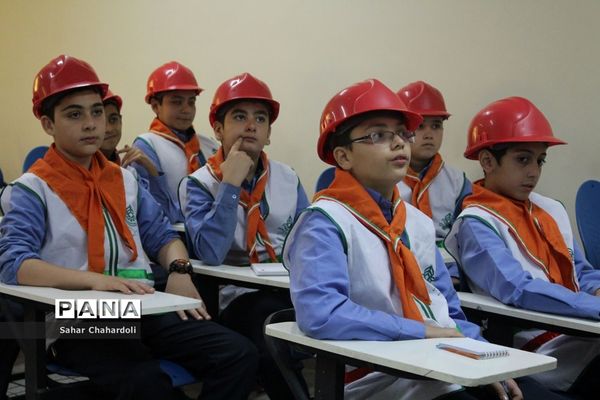 بازدید دانش‌آموزان پیشتاز از ایستگاه آتشنشانی شماره 6 همدان