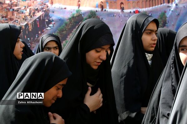 برنامه نمادین پیاده‌روی در اربعین دانش‌آموزان دبیرستان شاهد باهنر