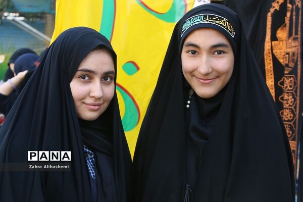 برنامه نمادین پیاده‌روی در اربعین دانش‌آموزان دبیرستان شاهد باهنر