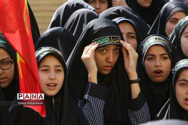 برنامه نمادین پیاده‌روی در اربعین دانش‌آموزان دبیرستان شاهد باهنر