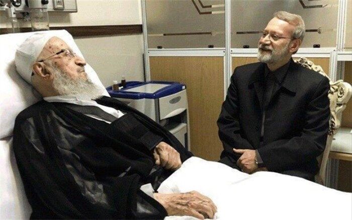 عیادت لاریجانی از آیت‌الله مکارم شیرازی