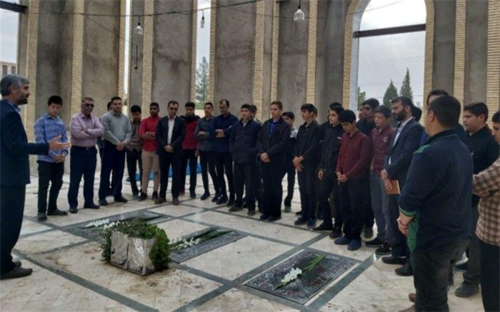 غباروبی گلزار شهدای مهریز توسط دانش آموزان دبیرستان پیامبر اعظم (ص)