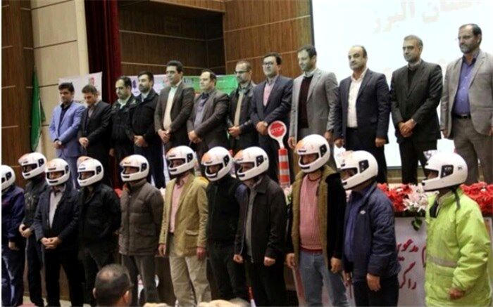 توزیع کلاه ایمنی رایگان بین راکبان موتورسیکلت در البرز