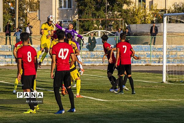 دیدار تیم های فوتبال نود ارومیه و آرمان‎گهرسیرجان