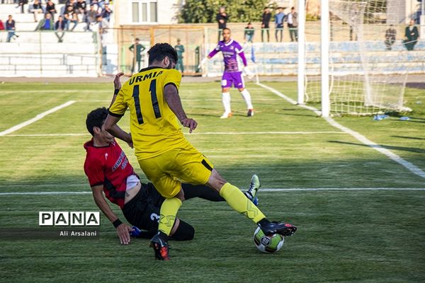 دیدار تیم های فوتبال نود ارومیه و آرمان‎گهرسیرجان