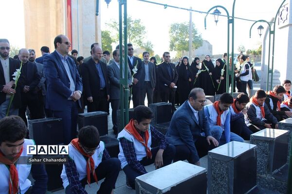 غبارروبی و عطر افشانی مزار شهدای همدان توسط دانش آموزان پیشتاز