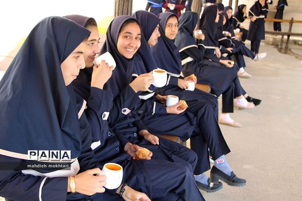 وقف 500 عدد لیوان توسط دانش آموزان دبیرستان دخترانه شاهد افشار یزد