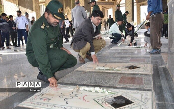 قبور مطهر شهدای شهرستان بهاباد غبارروبی و عطرافشانی شد