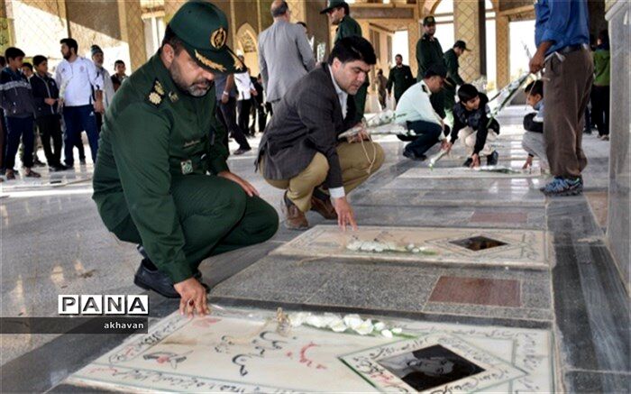 قبور مطهر شهدای شهرستان بهاباد غبارروبی و عطرافشانی شد