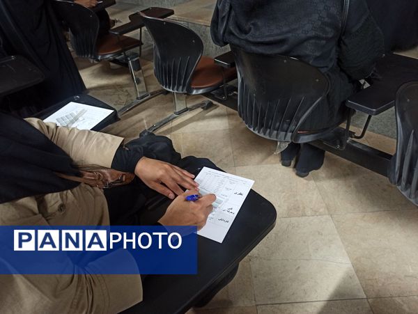 نخستین جلسه انجمن اولیا و مربیان دبیرستان دخترانه ۱۳ آبان در هفته سلامت و روان