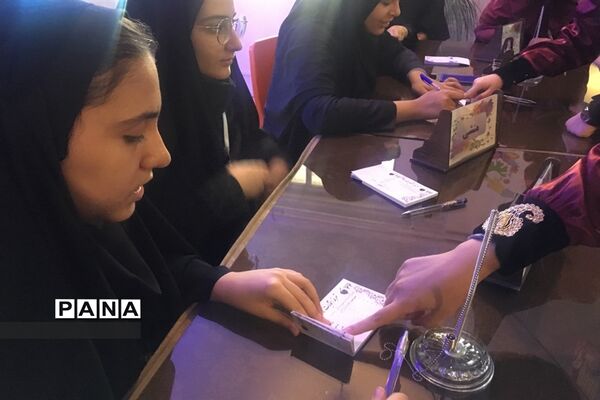 مراسم نمادین انتخابات شورای دانش‌آموزی
