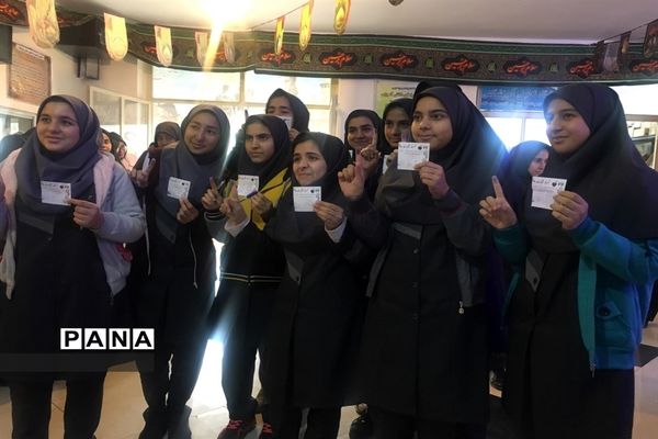 مراسم نمادین انتخابات شورای دانش‌آموزی