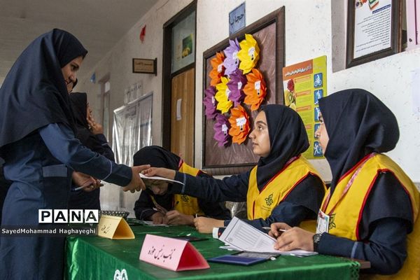 مشق دموکراسی در مدارس لامرد