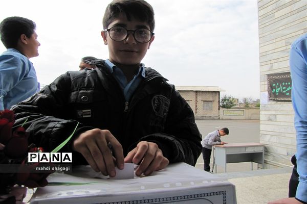 برگزاری بیست ودومین انتخابات شوراهای دانش آموزی مدارس منطقه میانه